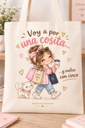 Tote bag de algodón con chica de compras, gatito y frase Voy a por una cosita y vuelvo con cinco
