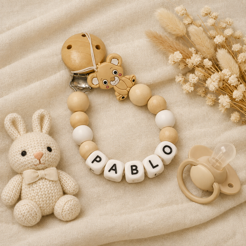 Chupetero personalizado de silicona y madera para bebé - vista lifestyle