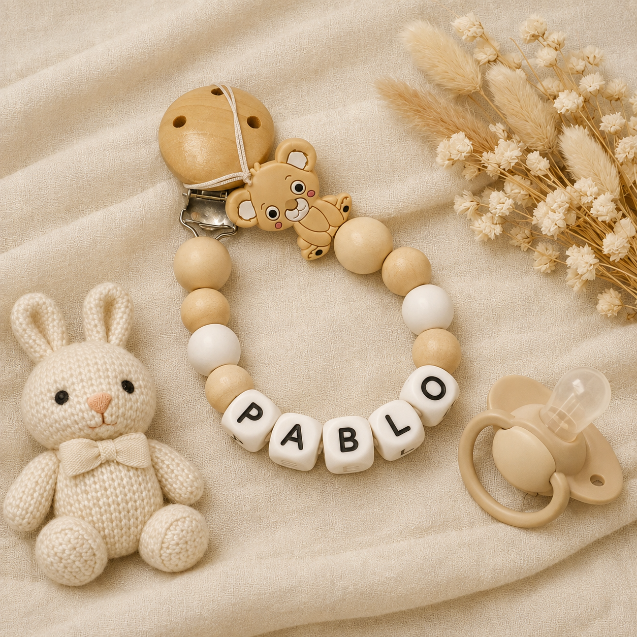 Chupetero personalizado de silicona y madera para bebé - vista lifestyle