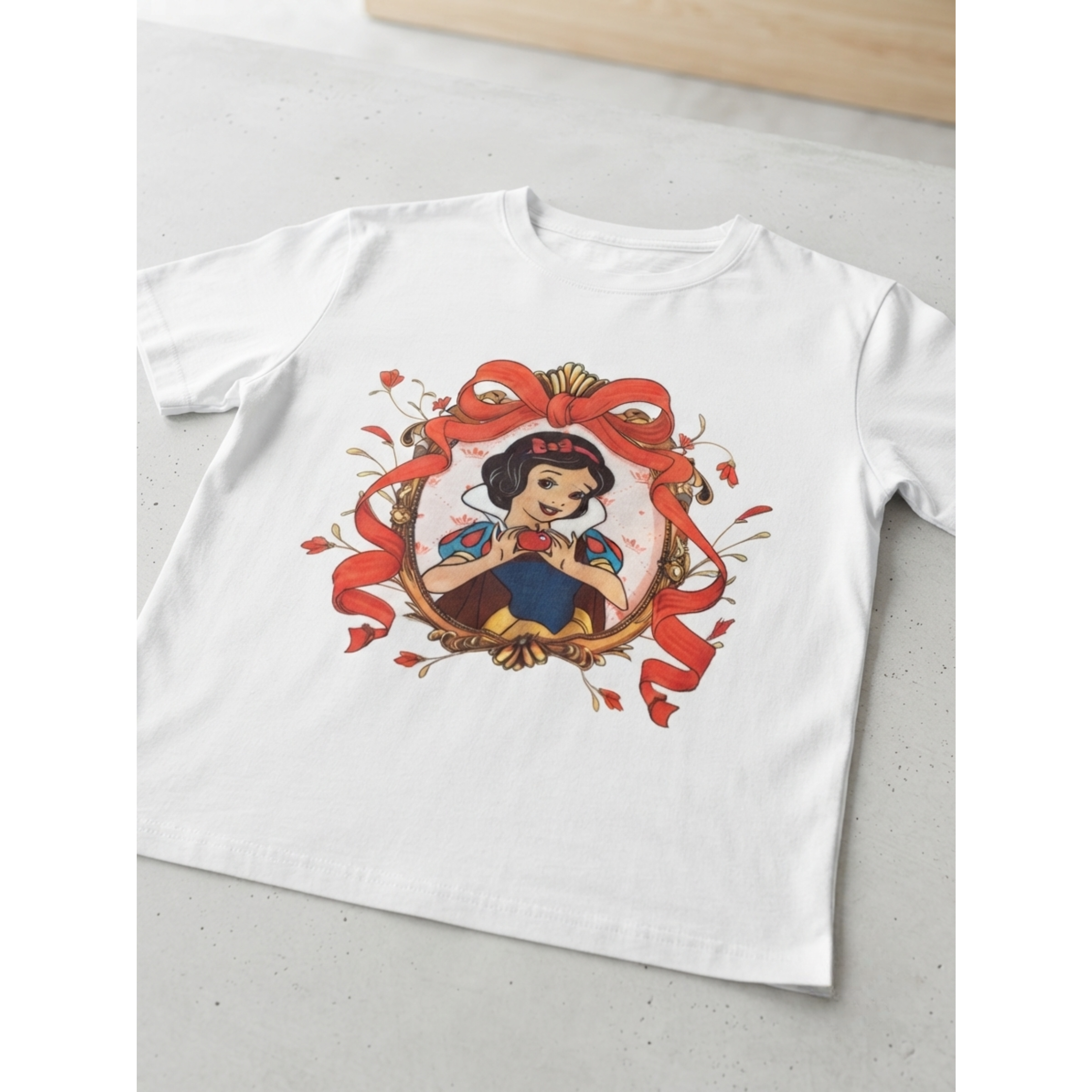 Camiseta blanca Blancanieves con marco dorado floral y lazos rojos talla 10-12