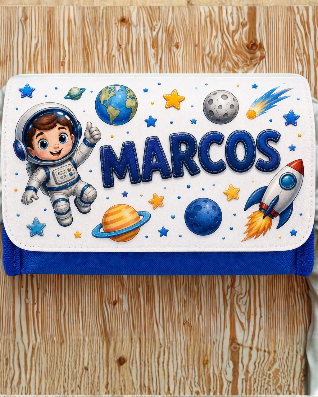 Estuche escolar azul personalizado con nombre Marcos, diseño de astronauta y planetas
