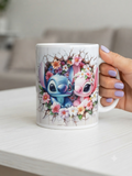 Taza con Stitch y Angel asomando entre flores rosas efecto 3D
